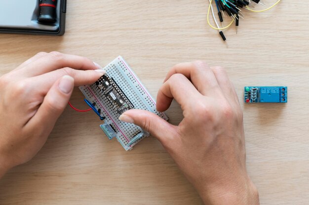 Foto inventor femenino creando en su taller