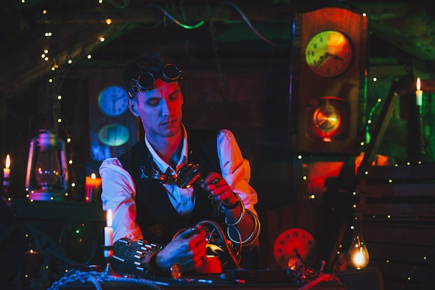 Inventor masculino en un traje steampunk con gafas y lupa