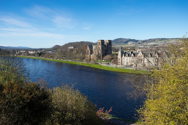 Inverness-Stadt, Schottland, eine der schönsten Städte in Großbritannien, am sonnigen Tag