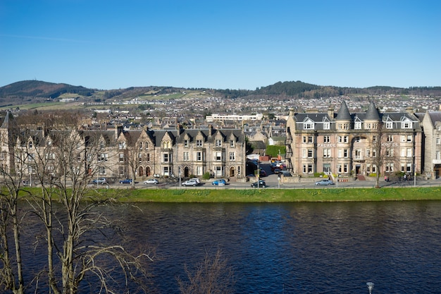 Inverness-Stadt, Schottland, eine der schönsten Städte in Großbritannien, am sonnigen Tag