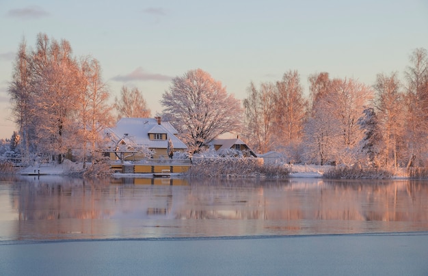 Foto inverno, amanhecer, casa na margem do lago