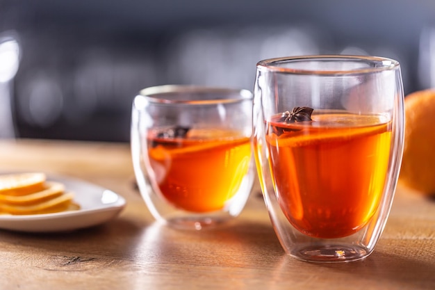 Inverno bebe hot aperol spritz dois copos de vidro em um balcão de bar