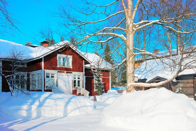 Inverno de casa e neve no Natal na Finlândia na Lapônia