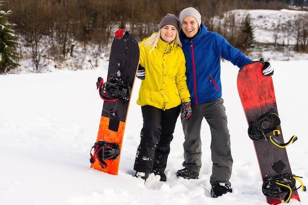 Inverno, esqui, neve e sol - família aproveitando as férias de inverno