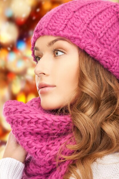 inverno, feriados, conceito de natal - linda mulher com chapéu de inverno