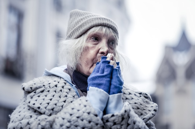 Foto inverno frio. mulher pobre e infeliz sentindo muito frio enquanto fica do lado de fora no inverno