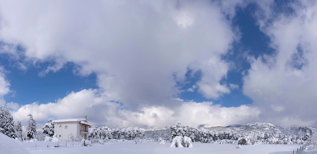 Inverno maravilhoso com muita neve e neve em uma vila grega na ilha de Evia Grécia