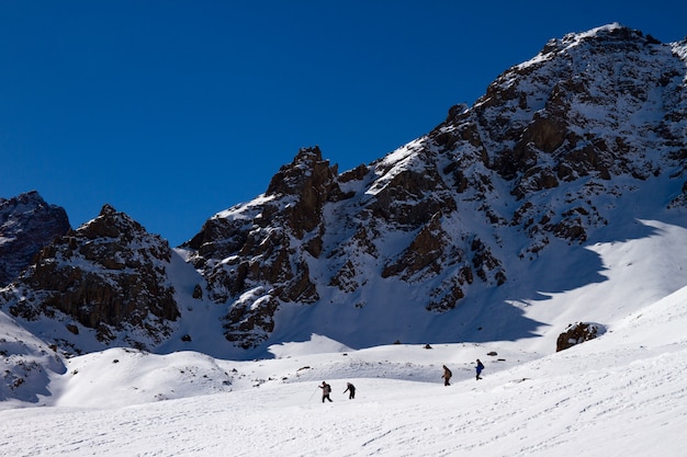 Inverno nas montanhas do Cazaquistão, no acampamento de alpinistas em um dia ensolarado