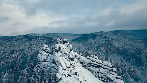 Inverno nas montanhas dos Cárpatos. Foto aérea de alta altitude.