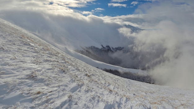 Foto inverno nas montanhas dos cárpatos