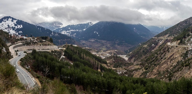 Inverno nas montanhas Epirus região Grécia e estrada rural em um dia de inverno