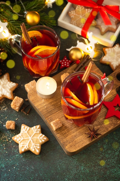 Inverno, Natal, vinho quente com laranja e especiarias na mesa festiva. Copie o espaço.