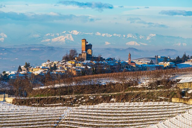 Inverno neve vista paisagem vinícola ao pôr do sol