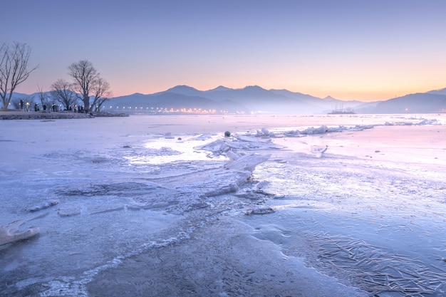 Foto inverno no lago coréia, dumulmeori e gelo de yangpyeong no inverno na coréia, coréia do sul.