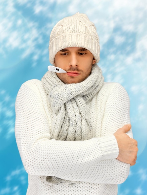 inverno, saúde, conceito de medicina - homem doente com termômetro na boca