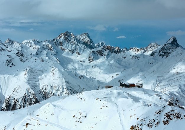 Inverno Silvretta Alpes Tyrol, Áustria paisagem e teleférico na encosta.