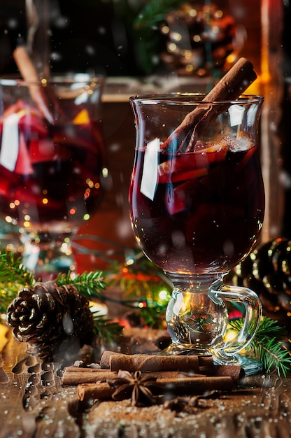 Inverno tradicional vinho quente e enfeite de natal