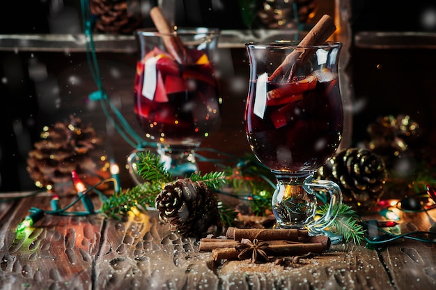 Inverno tradicional vinho quente e enfeite de natal