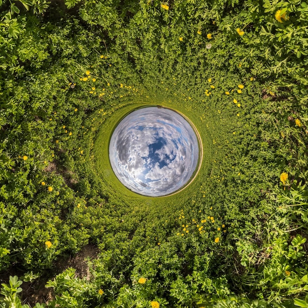 Inversão da transformação do pequeno planeta do panorama esférico 360 graus vista aérea abstrata esférica em campo com lindas nuvens incríveis curvatura do espaço