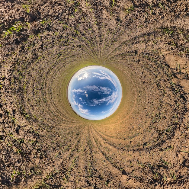 Inversão da transformação do pequeno planeta do panorama esférico 360 graus Vista aérea abstrata esférica em campo com lindas nuvens incríveis Curvatura do espaço