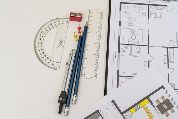 Inversión para un boceto de casa con plano de instrumentos