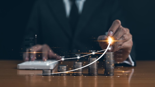 Inversión financiera y concepto de ganar dinero Empresario dibujando a mano gráfico de aumento virtual con monedas de dinero apilando gráfico de crecimiento empresarial ganancias de negocios dividendos de acciones de fondo Ahorrar dinero