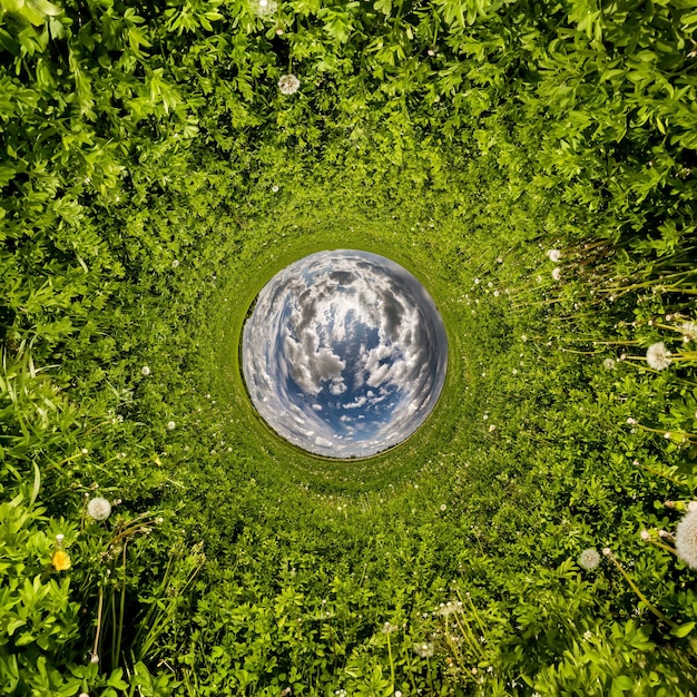 Inversión de la transformación del pequeño planeta azul del panorama esférico 360 grados Vista aérea abstracta esférica en el campo con hermosas nubes impresionantes Curvatura del espacio