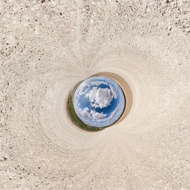 Inversión de la transformación del pequeño planeta azul del panorama esférico 360 grados Vista aérea abstracta esférica en el campo con hermosas nubes impresionantes Curvatura del espacio