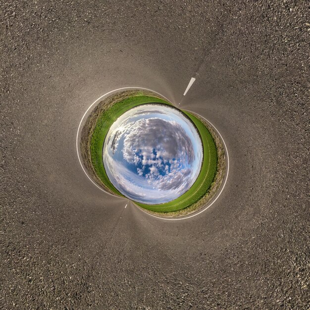 Inversión de la transformación del pequeño planeta azul del panorama esférico 360 grados Vista aérea abstracta esférica en la carretera con impresionantes nubes hermosas Curvatura del espacio