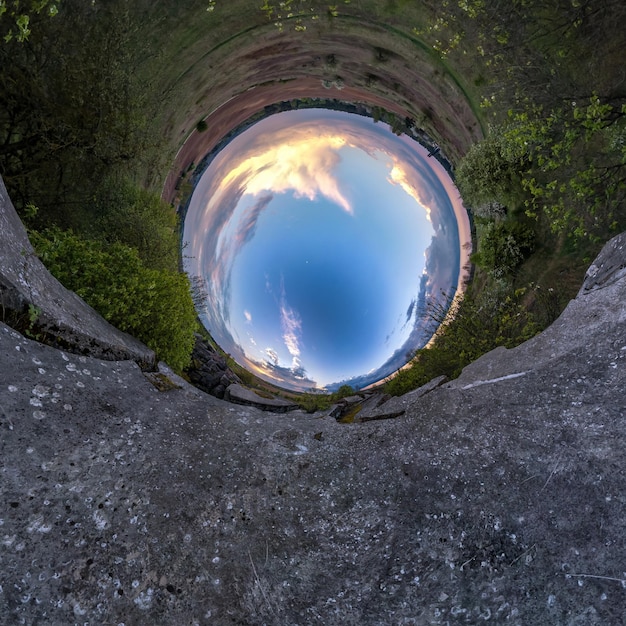 Inversión de la transformación del pequeño planeta azul del panorama esférico 360 grados Vista aérea abstracta esférica en la carretera con impresionantes nubes hermosas Curvatura del espacio