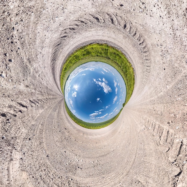 Inversión de la transformación del pequeño planeta azul del panorama esférico 360 grados Vista aérea abstracta esférica en la carretera con impresionantes nubes hermosas Curvatura del espacio