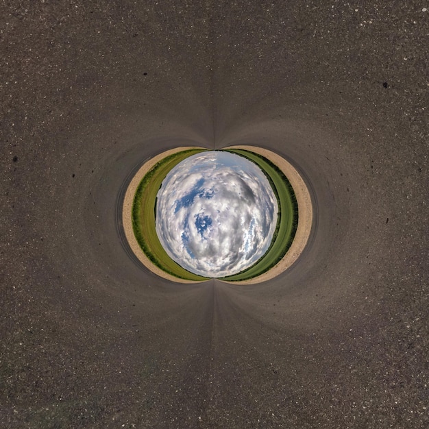 Foto inversión de la transformación del pequeño planeta azul del panorama esférico 360 grados vista aérea abstracta esférica en la carretera con impresionantes nubes hermosas curvatura del espacio