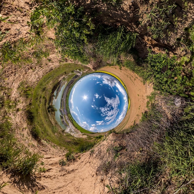 Inversión de la transformación del pequeño planeta del panorama esférico 360 grados Vista aérea abstracta esférica en el campo con impresionantes nubes hermosas Curvatura del espacio