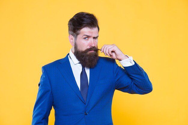 Inversor exitoso y carismático. concepto de liderazgo. negocio ágil. traje formal de corredor de negocios. agente de seguros de hombre guapo con barba. moda de belleza masculina. Crecimiento y mantenimiento del bigote.