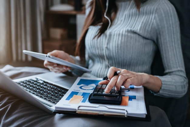 Foto los inversores calculan los costos de inversión de la calculadora y tienen una tableta en la mano