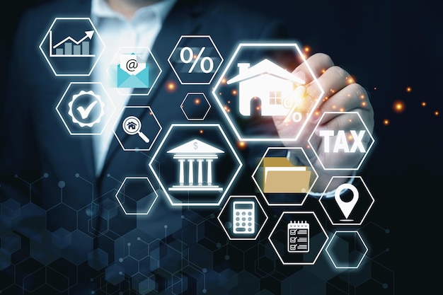 Los inversores tocan la pantalla de una casa blanca virtual La inversión de bienes inmuebles con fines de lucro y calculan los ingresos de los años para el valor del reembolso, el ahorro fiscal, los conceptos de inversión y flujo de efectivo