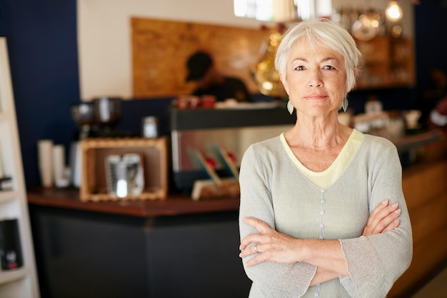 Invertí en una pequeña empresa después de jubilarme Retrato de una anciana que trabaja en una cafetería