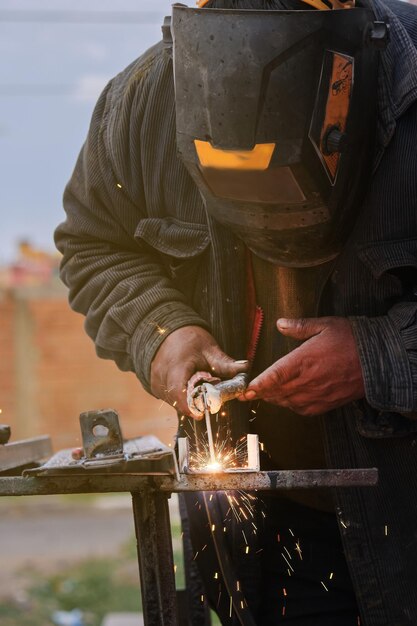 Foto invertir en el talento la habilidad del hombre latino en la soldadura de metales impulsa el crecimiento del mercado