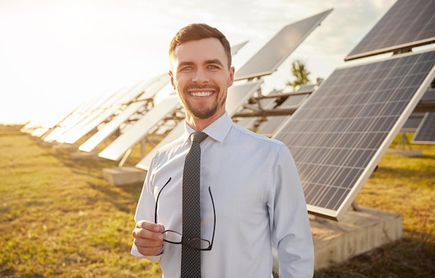 Investidor alegre em fazenda solar