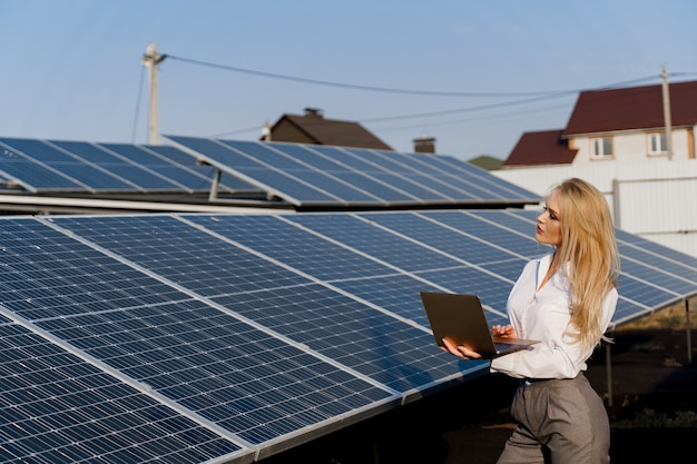 Foto investidor e painéis solares