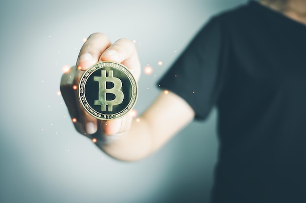 Investidor está segurando o futuro Bitcoin da economia e investimento da sociedade sem dinheiro de criptomoeda