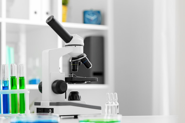 Investigación científica en salud con microscopio en laboratorio médico