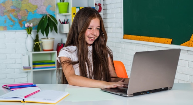 Investigación y desarrollo regreso a la escuela educación formal en línea en la vida moderna concepto de educación en el hogar desarrollo infantil obtener conocimiento a través del estudio niño en el aula con pizarra