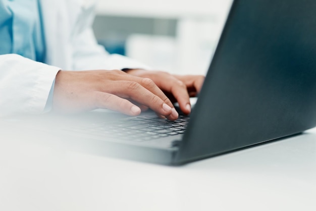 Investigación efectiva para encontrar un tratamiento efectivo Captura recortada de un científico que usa una computadora portátil mientras trabaja en un laboratorio