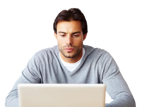 Investigación informática y hombre de negocios aislado en un fondo blanco para la planificación de carrera de inicio o ideas de diseño de sitios web Enfoque creativo y persona seria o usuario en línea leyendo en la computadora portátil en el estudio