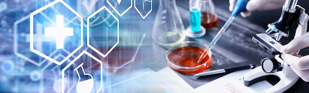 Investigación de laboratorio. Prueba de drogas. Experimentos químicos en el laboratorio. Microscopio varios tubos de ensayo y vasos de precipitados sobre la mesa en el oficial médico.