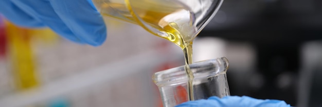 Investigación de laboratorio químico y primer plano de procesamiento de aceite líquido
