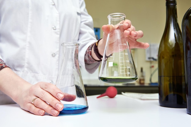 Investigación de materiales vitivinícolas en laboratorio.