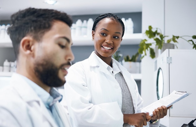 Investigación de trabajo en equipo científico y mujer negra con informes farmacéuticos y papeleo de medicamentos Profesionales médicos o científicos con socios en laboratorio para medicamentos ecológicos en el cuidado de la salud