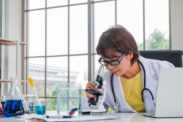 Investigador científico femenino haciendo experimentos en laboratorio